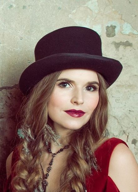 Евгения Рыбакова и группа «Обними Кита»